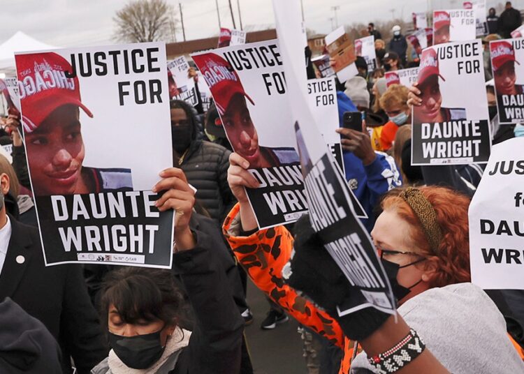 (IMÁGENES FUERTES) El video de la muerte de un joven afroamericano a manos de la policía desata protestas en EE.UU.