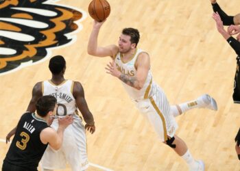 (VIDEO) Luka Doncic lo hizo de nuevo: el triple de “Houdini” a tres décimas del final que le dio el triunfo a Dallas