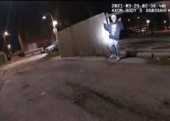 (VIDEO IMÁGENES FUERTES) Un policía dispara y mata a un adolescente de 13 años tras perseguirlo por un callejón en Chicago