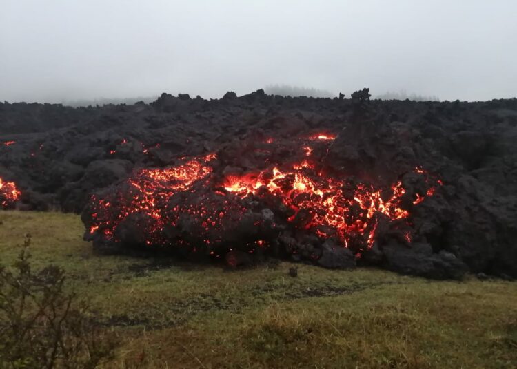Río de lava del volcán Pacaya a menos de 400 metros de dos aldeas en Guatemala