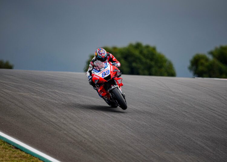 (VIDEO) Un piloto de MotoGP sufrió severos golpes en su cabeza y tuvo que ser trasladado en helicóptero a un hospital