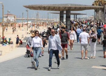 En Israel ya no es obligatorio el uso de mascarillas al aire libre y reabrieron todas las escuelas