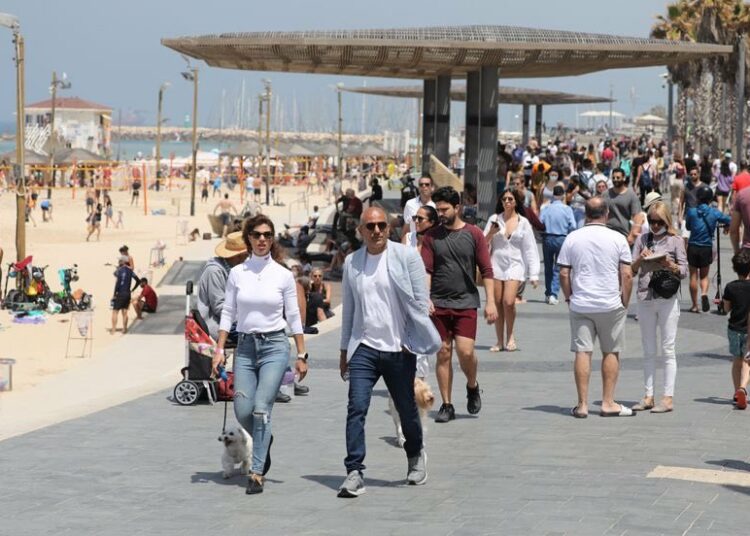 En Israel ya no es obligatorio el uso de mascarillas al aire libre y reabrieron todas las escuelas