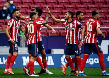 El Atlético de Madrid goleó y mantuvo la cima de la Liga a seis fechas del final