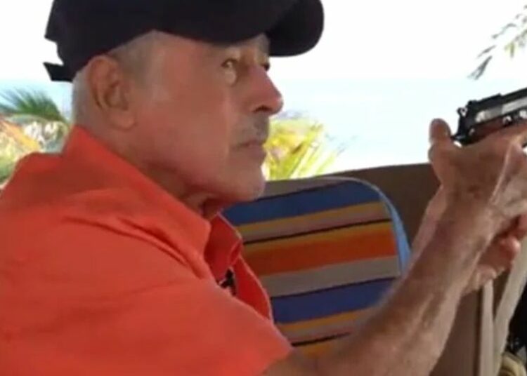 (VIDEO) Andrés García dispara al aire durante entrevista