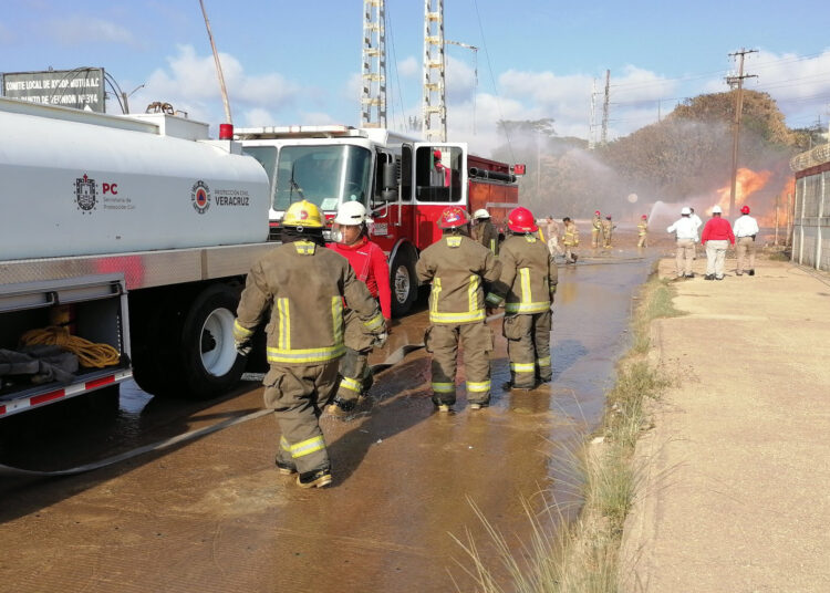 (VIDEOS) Explosión y el posterior incendio en un complejo petroquímico del sur de México