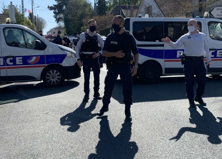 Un terrorista asesinó con cuchillo a una empleada de la Policía en la puerta de una comisaría cerca de París