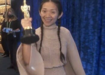 La directora Chloé Zhao ganó un histórico Oscar por “Nomadland”