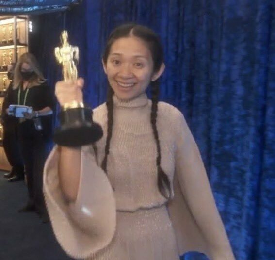 La directora Chloé Zhao ganó un histórico Oscar por “Nomadland”