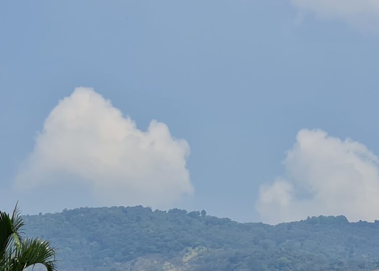 Cielo nublado y posibilidades de lluvia débil intensidad y rápido desplazamiento para este martes