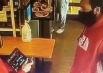 (VIDEO) Una mesera no reconoció a Adam Sandler y se volvió viral en TikTok