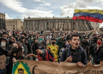 (VIDEOS) Muere una persona en medio de las manifestaciones en Colombia contra la reforma tributarias