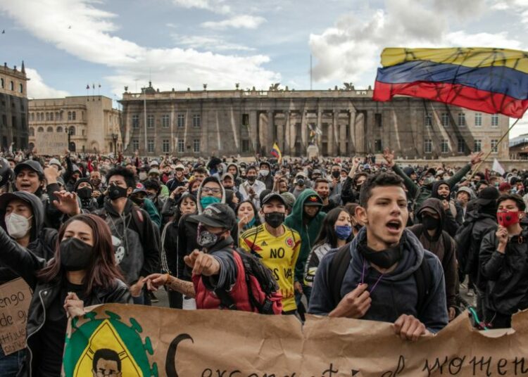 (VIDEOS) Muere una persona en medio de las manifestaciones en Colombia contra la reforma tributarias