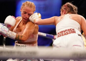 Boxeadora invicta que llegó al pesaje en ropa interior pierde la pelea, termina con un ojo destrozado y sin título mundial