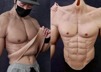 Crean un traje hiperrealista que hace parecer a los hombres musculosos