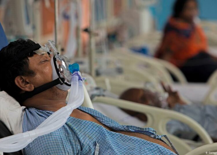 El coronavirus se ensaña con los jóvenes en India, confrontada a una explosión de casos