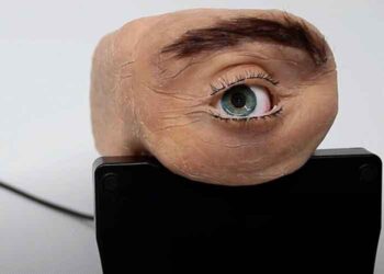 (VIDEO) Crean una inquietante cámara web con aspecto de ojo humano que parpadea y sigue con su mirada al usuario