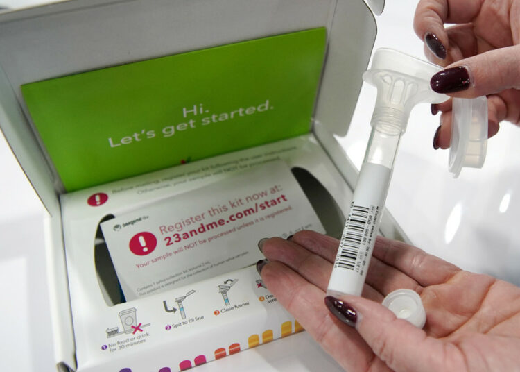 Un hombre le regala para el cumpleaños una prueba de ADN a su pareja y descubren que son primos