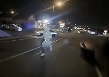 (VIDEO IMÁGENES FUERTES) Un policía en EE.UU mata a un afroamericano que corrió hacia él con dos cuchillos