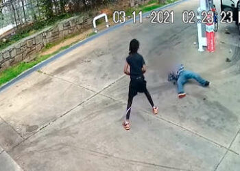 Video: Anciano evita el robo de su auto y derriba al asaltante