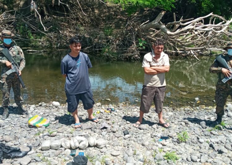 Interceptan a salvadoreños que intentaban ingresar droga por punto ciego