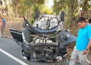 Reportan fuerte accidente de vehículo volcado en carretera a Chalatenango