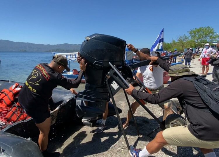 Continúa búsqueda de personas desaparecidas, tras vuelco de lancha en el lago de Ilopango