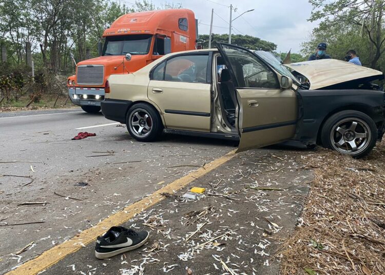 Fuerte accidente deja como resultado dos lesionados en la autopista a Comalapa