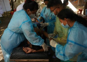 Lancha impacta contra fuerte ola en playa El Espino y deja tres lesionadas