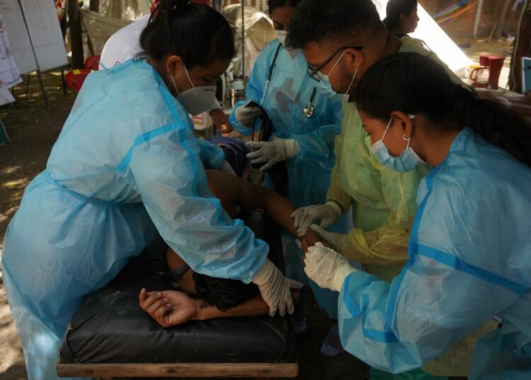 Lancha impacta contra fuerte ola en playa El Espino y deja tres lesionadas