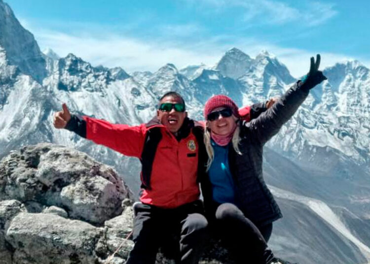 La montañista salvadoreña Alfa Karina Arrué llega el campamento base cercano al Monte Everest