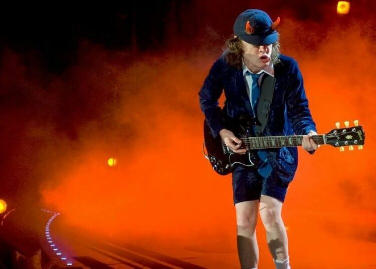 Esta es la razón por qué Angus Young, guitarrista de AC/DC siempre usaba uniforme escolar en sus presentaciones