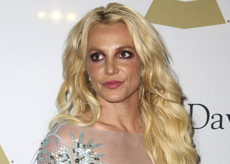 Fanática de Britney Spears se rapa el cabello en apoyo a su juicio