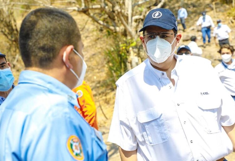 Daniel Álvarez verifica avances de las brechas cortafuego que realiza CEL