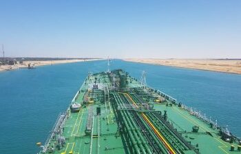 Un barco petrolero con problemas técnicos vuelve a ralentizar el tráfico por el canal de Suez