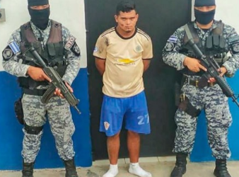 Sujeto es capturado por resistirse a procedimiento policial