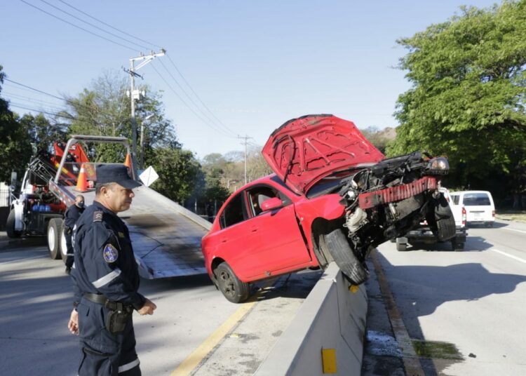 Vehículo queda sobre la valla separadora tras accidente en calle al Puerto de La Libertad