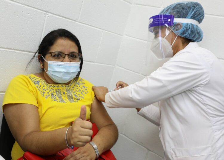 El Salvador es líder en vacunación contra el COVID-19 en América Latina