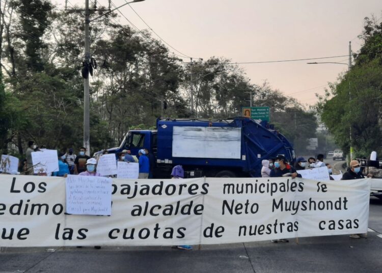 Trabajadores de la Alcaldía de San Salvador bloquean calles principales