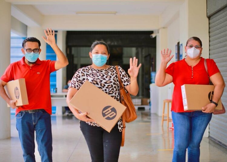 Ministerio de Educación realiza entrega de computadoras a maestros de Zacatecoluca