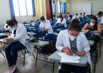 UES informa sobre inicio de vacunación de estudiantes de medicina