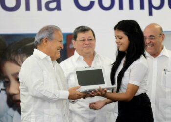 $31.3 millones gastó el FMLN en 120,000 computadoras para todos los niños del país