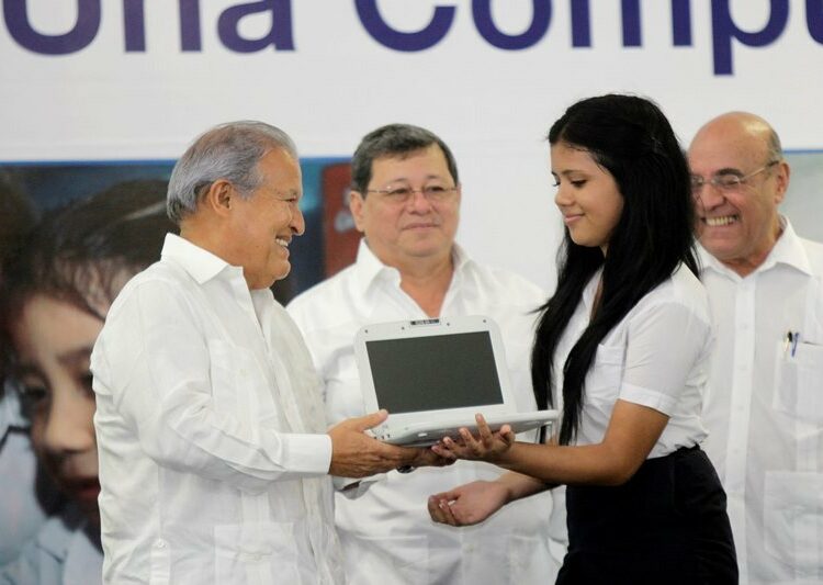 $31.3 millones gastó el FMLN en 120,000 computadoras para todos los niños del país
