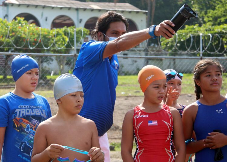 La Federación Salvadoreña de Triatlón abre escuela en el Lago de Coatepeque