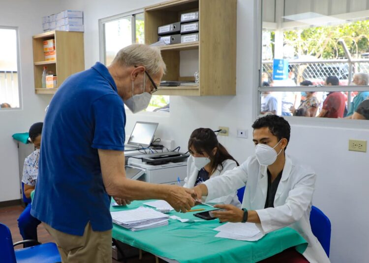 Paolo Lüers recibe vacuna contra la COVID-19 y agradece al personal de Salud por su atención