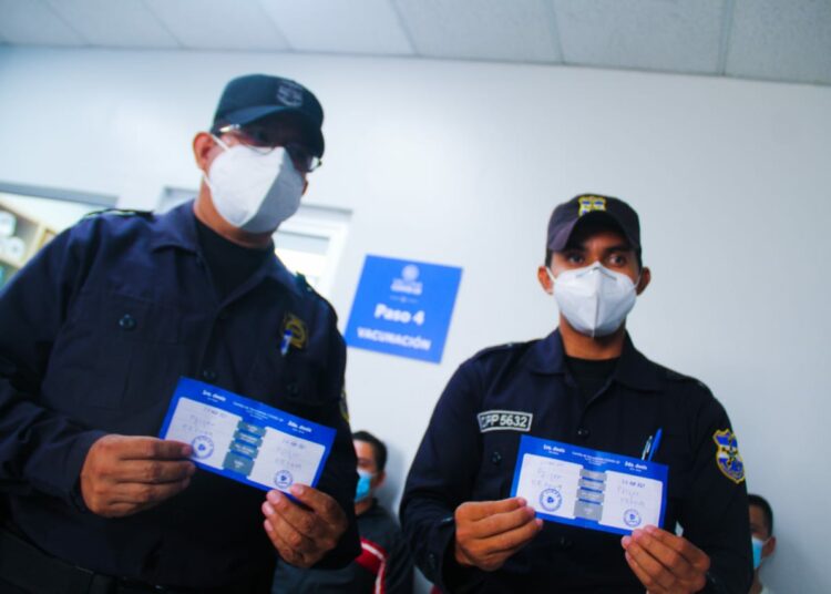 Agentes policiales reciben la segunda dosis de la vacuna contra el COVID-19