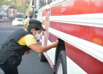Sancionan a conductores de buses por circular con las llantas lisas