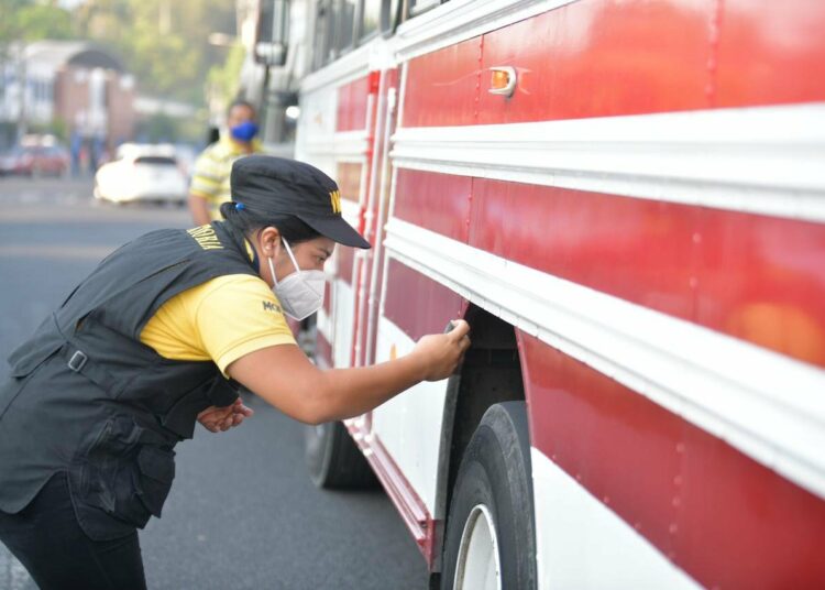 Sancionan a conductores de buses por circular con las llantas lisas