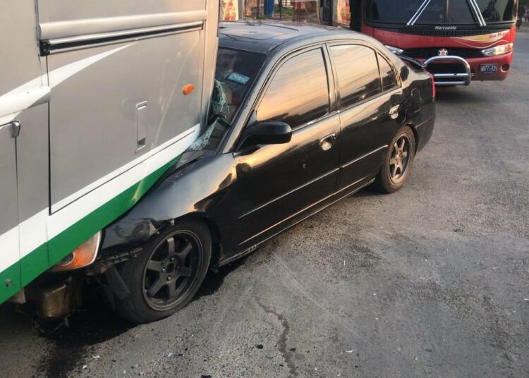 Conductor pierde el control y choca contra un autobús en La Unión