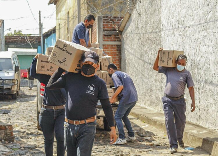 Entregan paquetes alimentarios a familias en Santa Ana